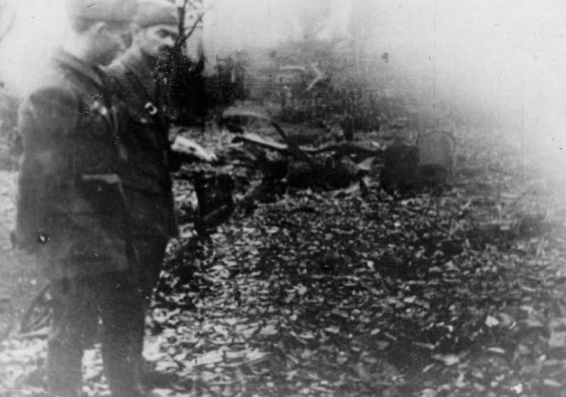 Soldiers view the skeletal remains found at Jasenovac